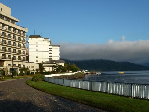 湖边酒店,我们住在那栋白色的那栋 日本北海道洞爷湖