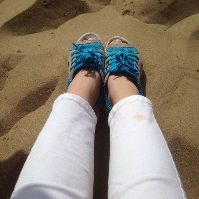 穿这样的鞋子最合适,也可赤脚走,温温的,很舒服