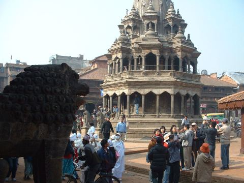 加德满都寺庙上的红旗