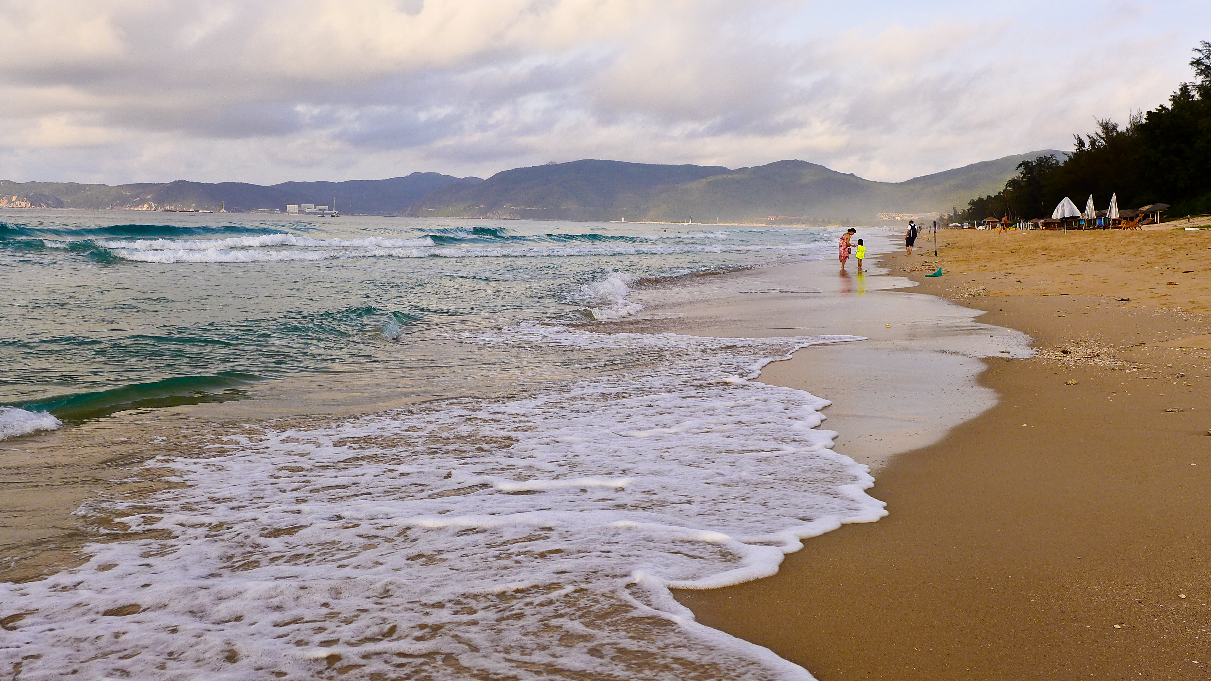 亚龙湾集中了现代旅游五大要素:海洋,沙滩,阳光,绿色,新鲜空气于一体