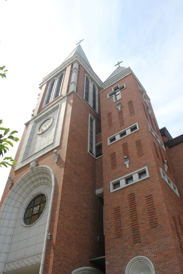 济州市天主教中央教堂,是济州岛上历史最悠久的教堂.