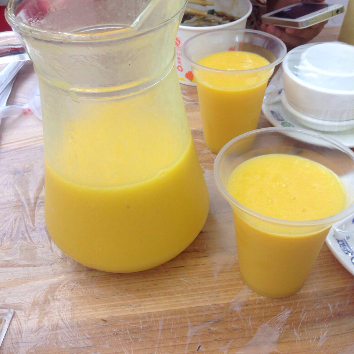 鲜榨芒果汁,30一扎,很赞的