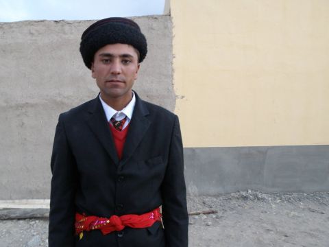 下午7点,在赛马场认识的塔吉克帅哥按约定来接我去热布提参加婚礼