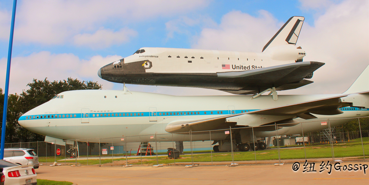 休斯顿太空中心 nasa门外正在修的这个两架飞机的景点会在2015年糠排