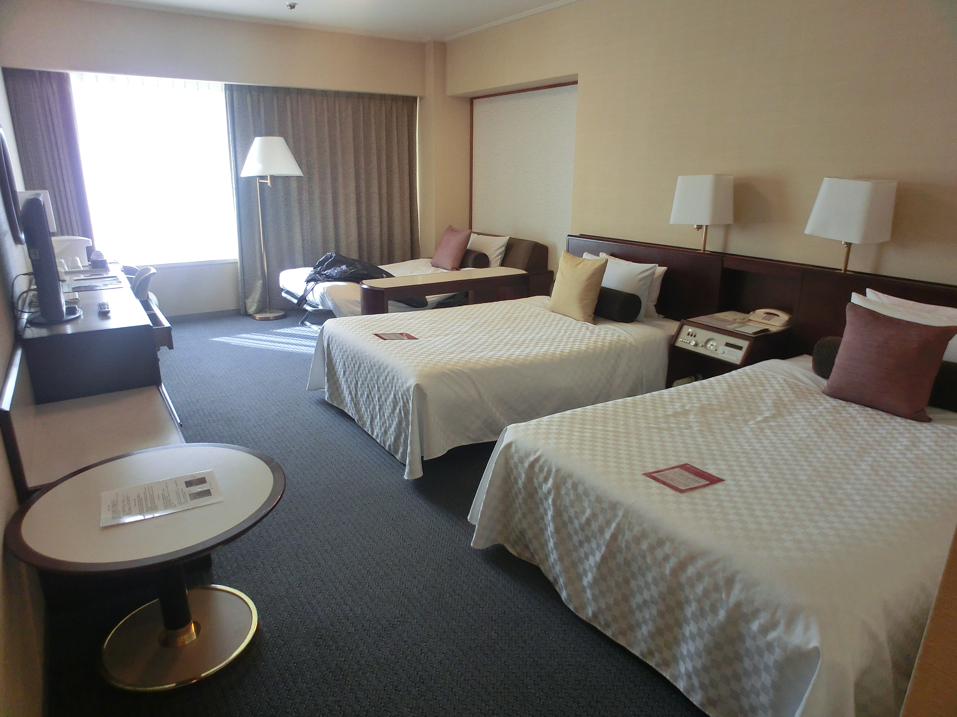 3人间,我睡得其实就是加床沙发 keio plaza hotel tokyo(新宿京王酒店