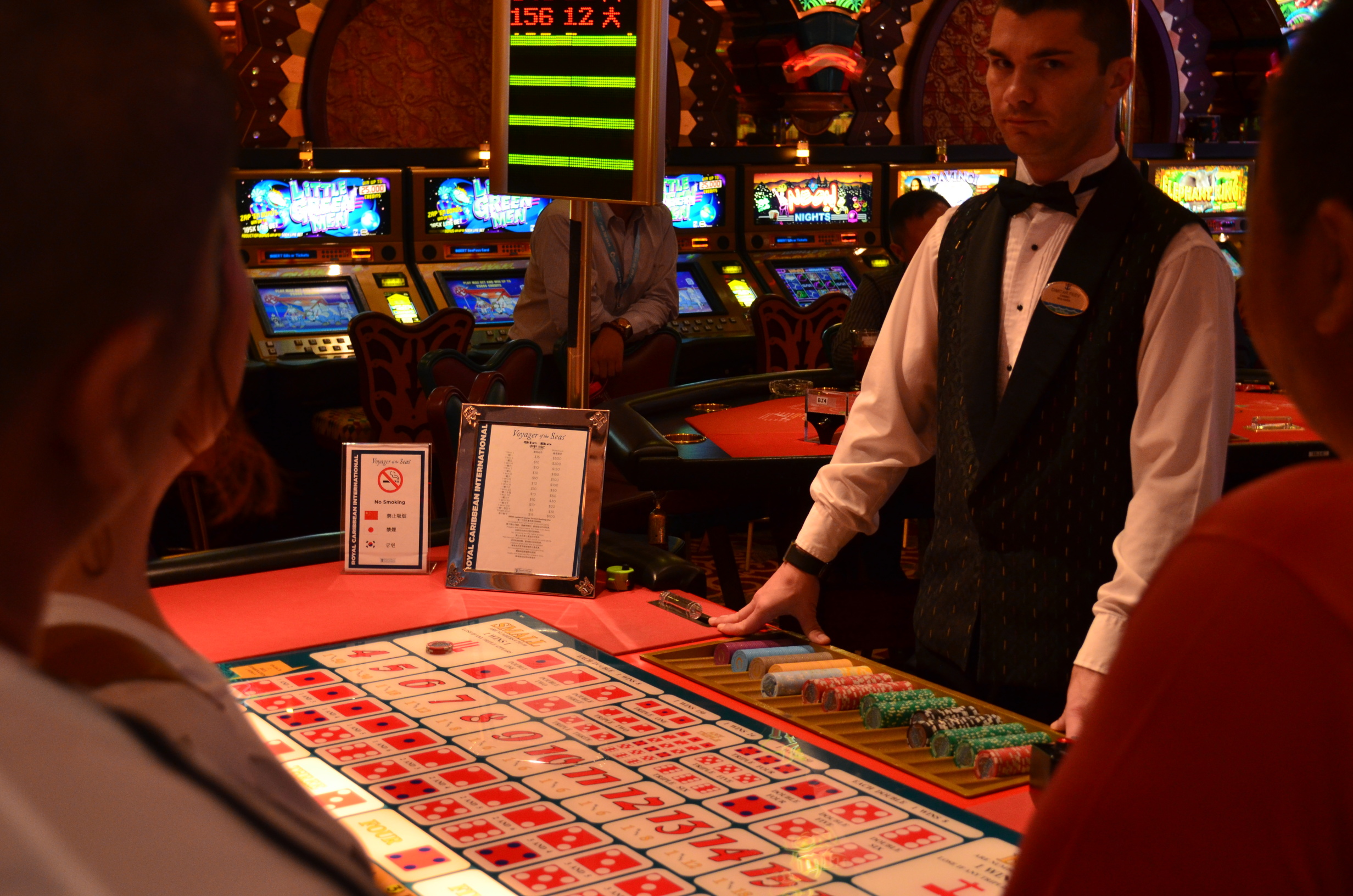 皇家加勒比游轮的赌场很奢华,场地很大,各种娱乐设施一应俱全……赌场