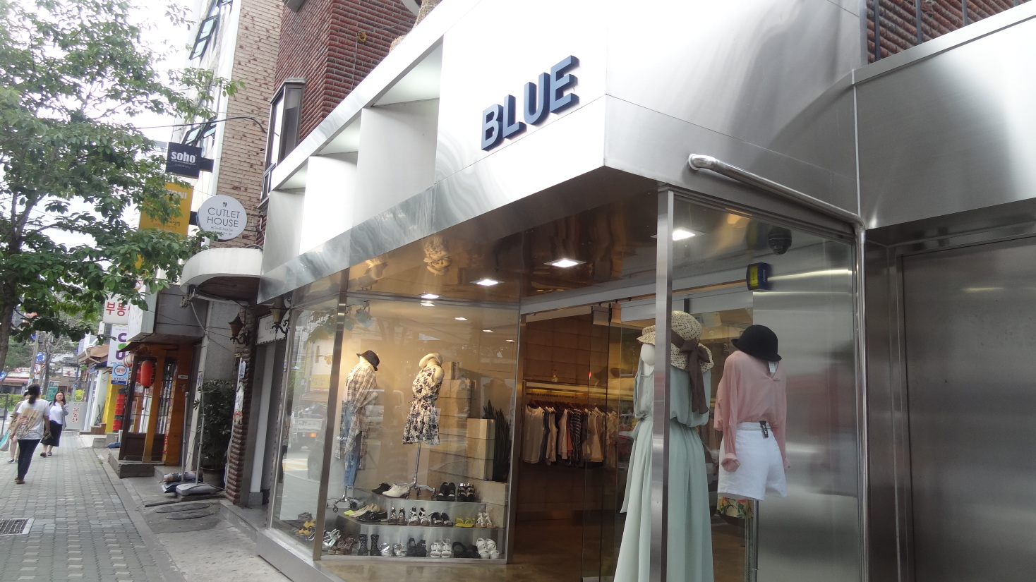 第一家逛的服装店,衣服不错哦,后来发现比东大门便宜 弘大利伯维尔场