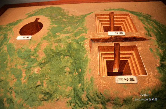 展馆里最著名的就是马王堆汉墓了,风格跟广州的南越王墓有点像.