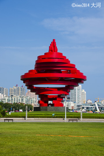 奥运火炬依然挺拔,看到了火炬就想起来当年奥运会的壮观场景.