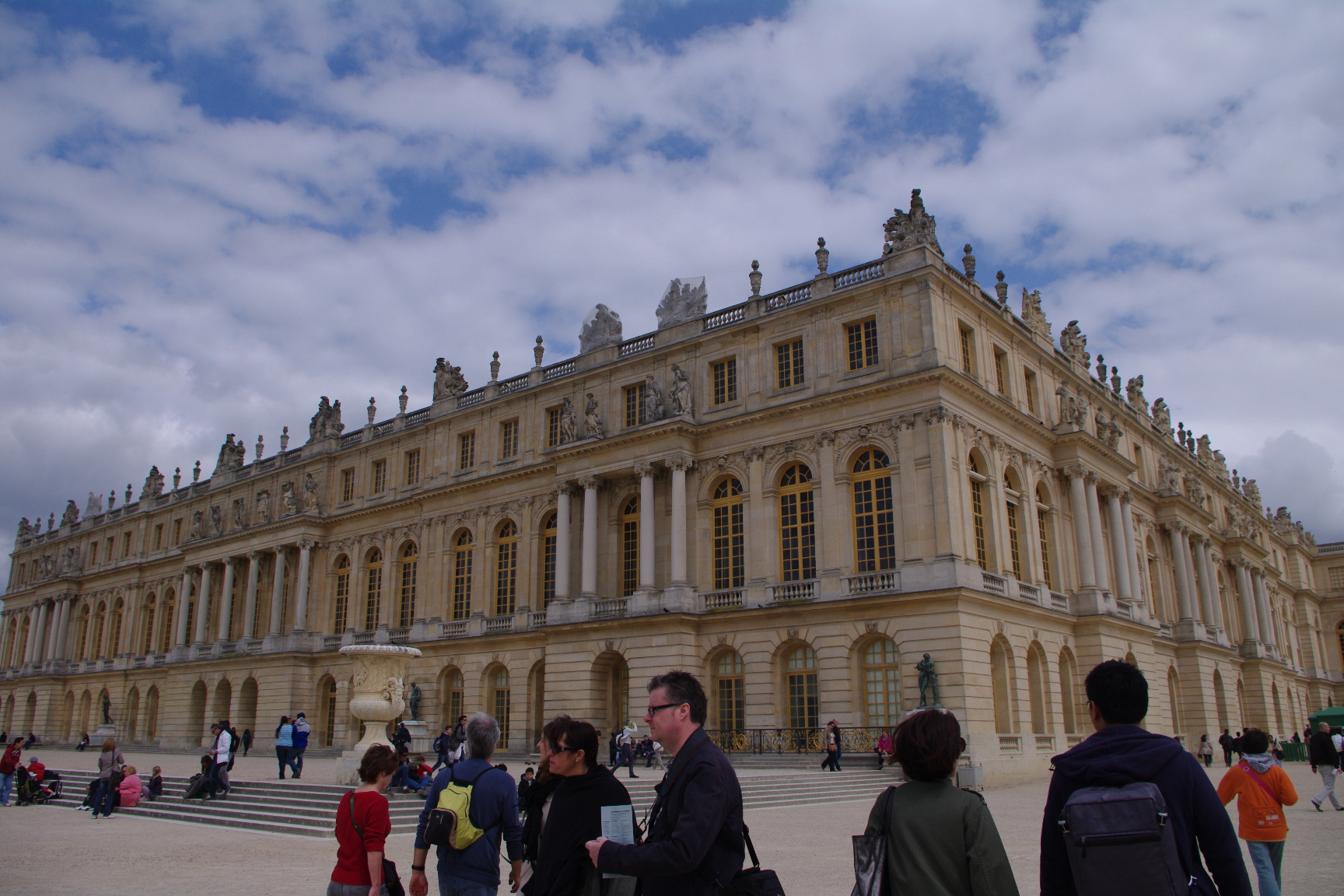 凡尔赛宫殿为古典主义风格建筑,立面为标准的古典主义三段式处理,即将