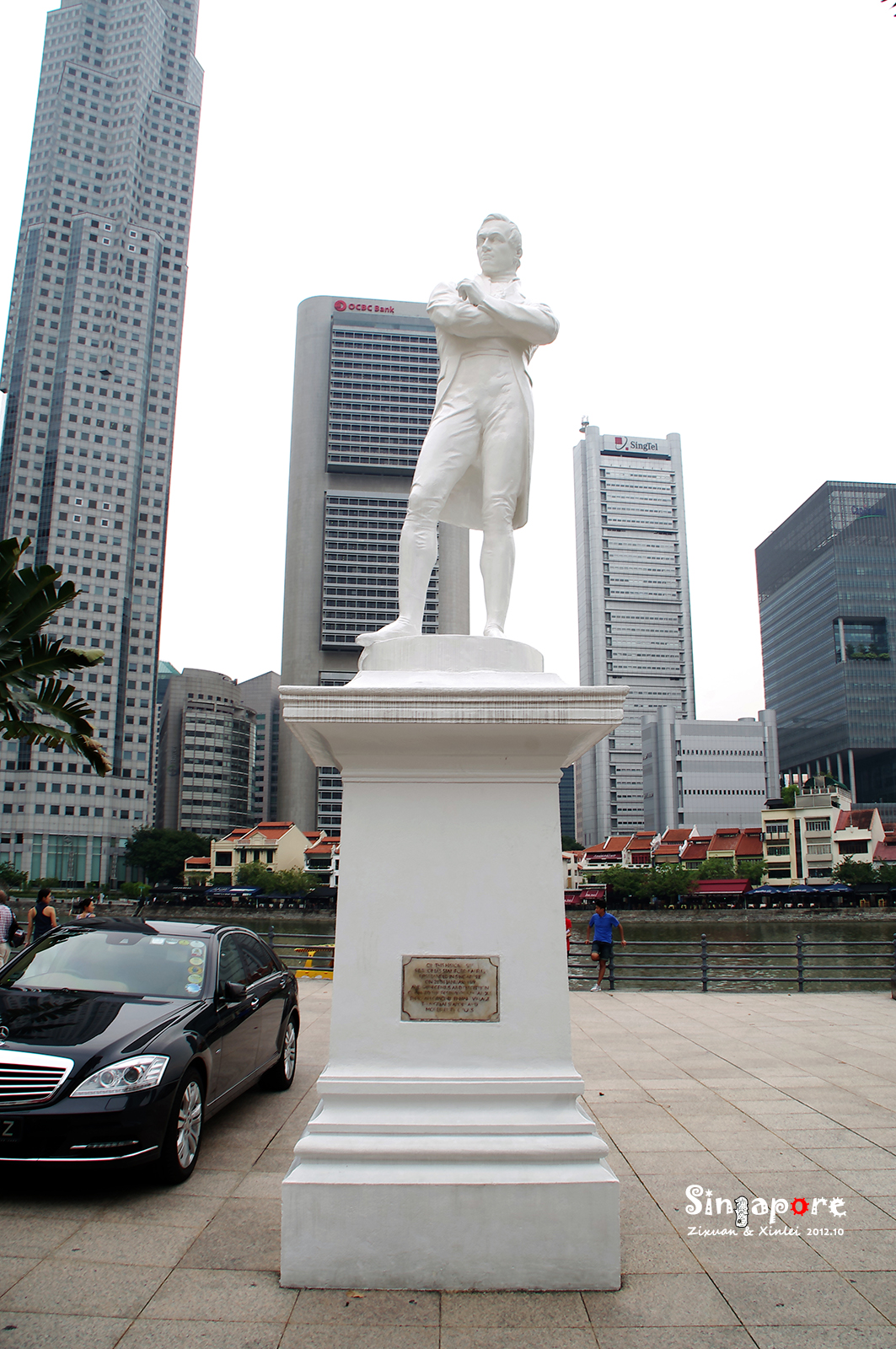 在加文纳桥不远处的河边,伫立着莱佛士男爵的雕像. 新加坡河