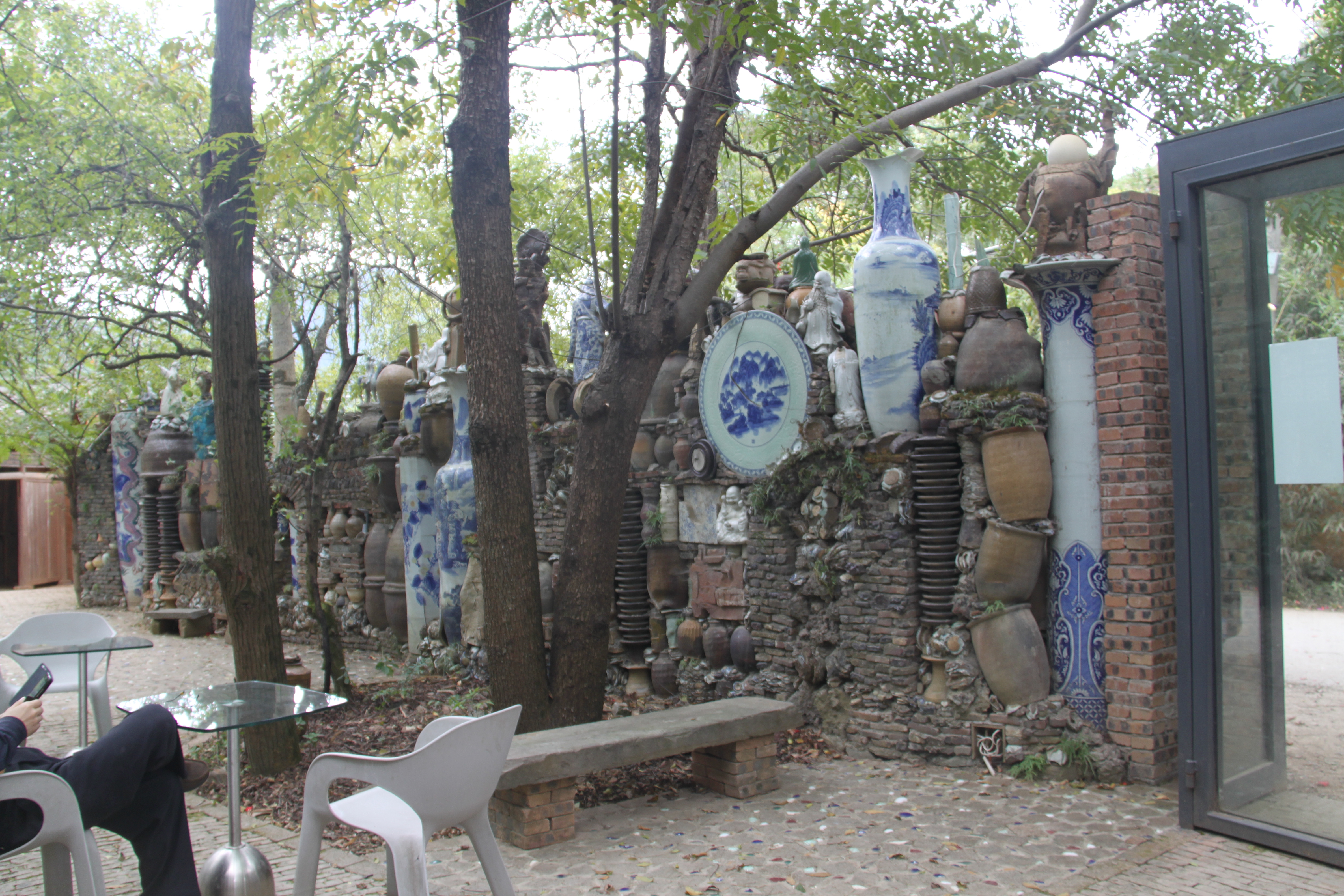 早已神往三宝国际陶艺村,在三宝路上的农家乐用完中餐后就直奔村里而