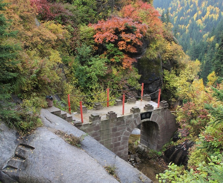 芦芽山情人谷