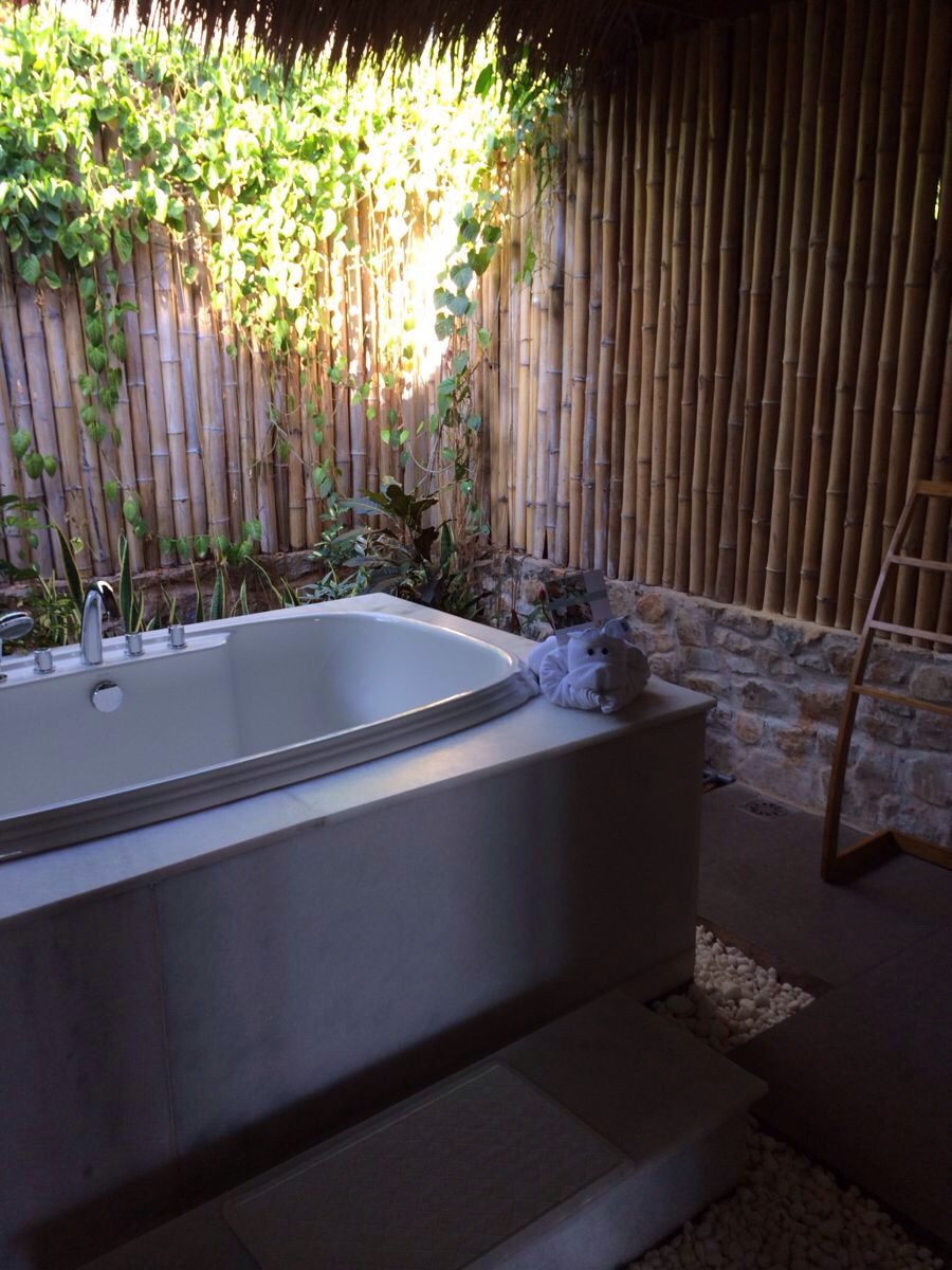 度假别墅内庭院里露天巨大的浴缸让人身心得到了彻底的放松