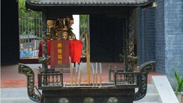 相继建有川上亭,雷神殿,大雄宝殿,藏书楼等.山上木石参天,亭阁隐露.