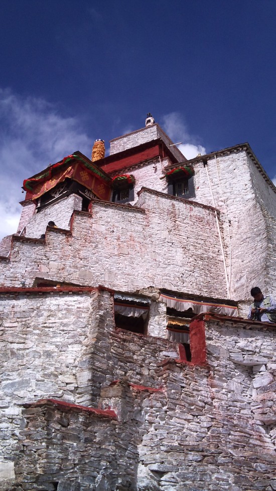 雍布拉康,藏语意为"母子宫",是西藏历史上第一座宫殿,也是西藏最缘哪