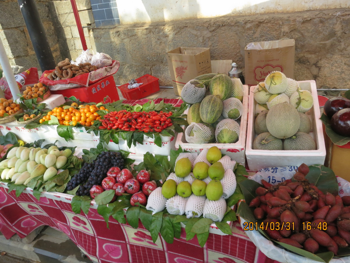 路边摊上各色诱人的水果. 双廊