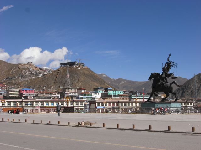 这是格萨尔王广场.