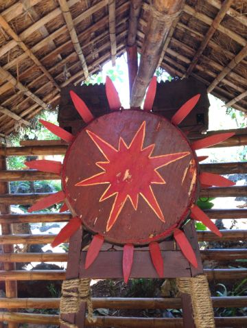 基诺族崇拜太阳,太阳鼓是基诺族的重要法器.