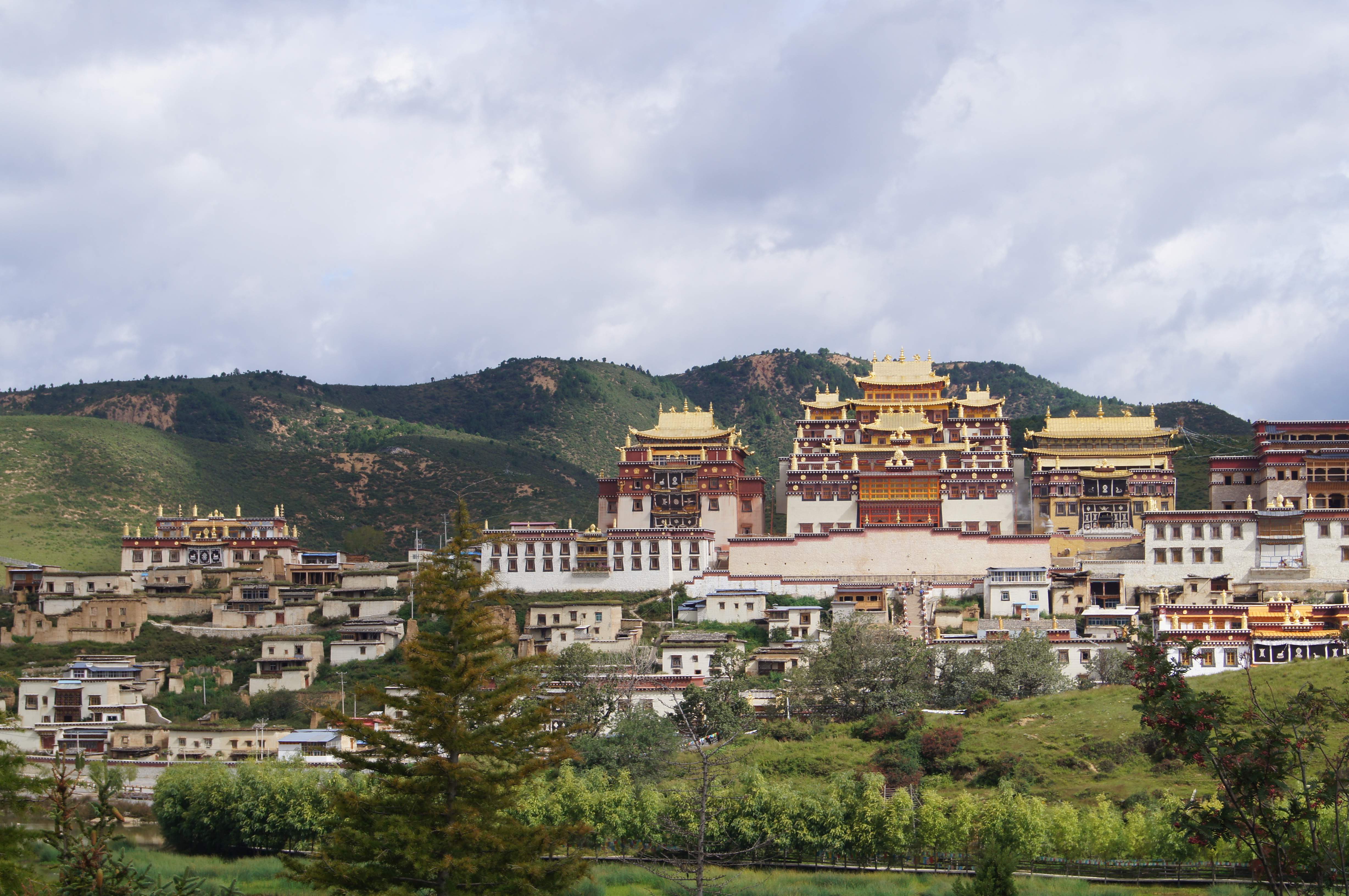 噶丹松赞林寺全貌图图片