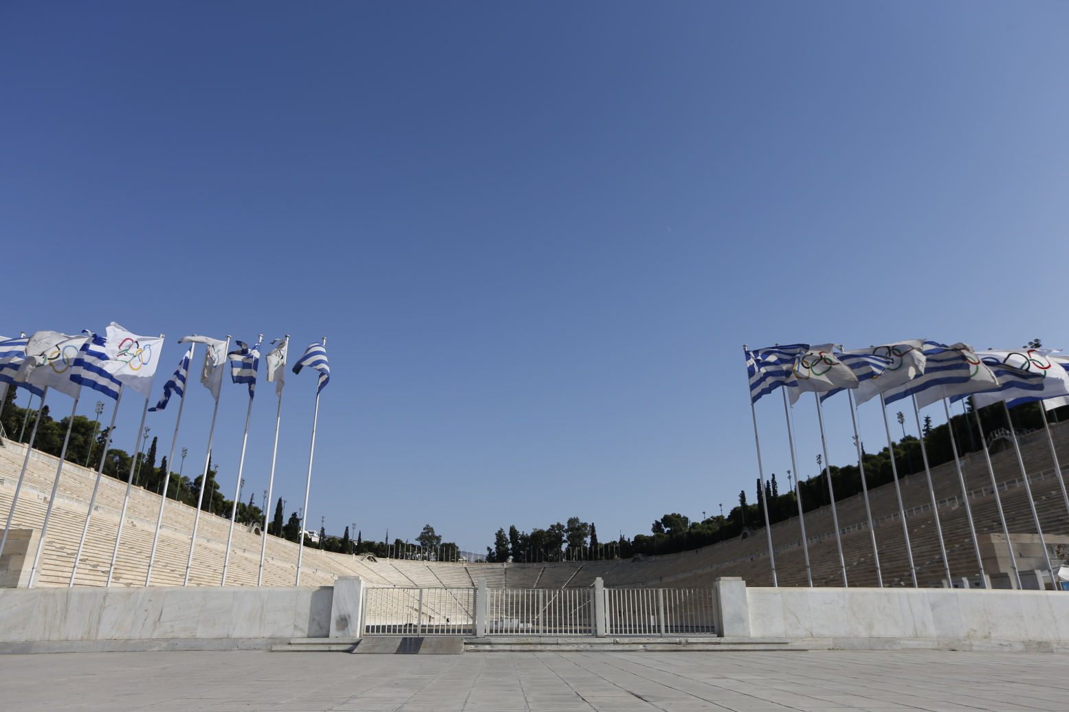 这是雅典竞技场,不能进入里面,所以就在门口拍了一张 泛雅典娜体育场