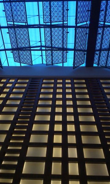 中庭的上空很高,很高