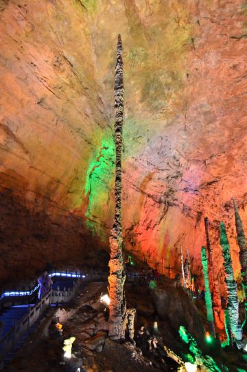 很多年前,张家界黄龙洞的"定海神针"投保1亿元,一时间成为媒体焦点.