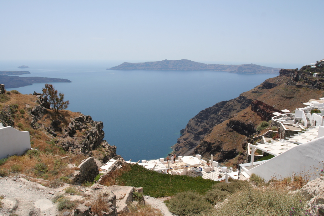 悬崖下,是圣托里尼岛(锡拉岛)的旧港. 费拉小镇