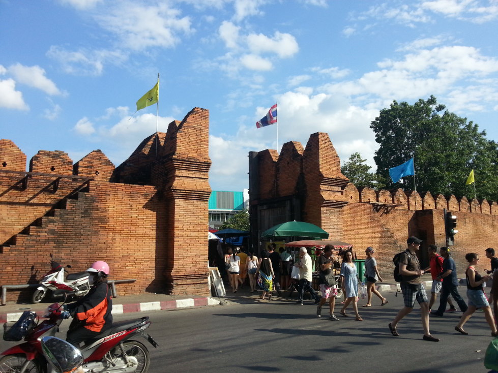 双条巴迕鸥浇膌ila女子监狱按摩馆,到了塔佩门看到城里的周日