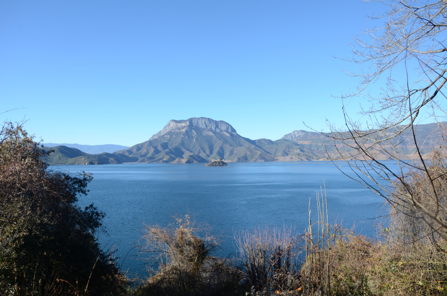这是从里务比岛上拍摄的格姆女神山. 里务比岛