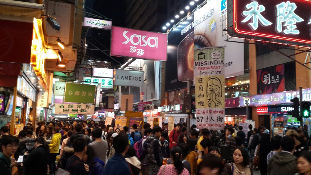 夜幕下繁华热闹的女人街, 兴奋的人群,唱歌表演享受的香港人,来香港