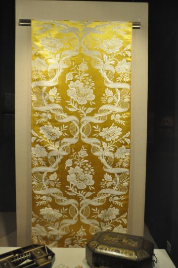 鹅黄色大洋花纹缎