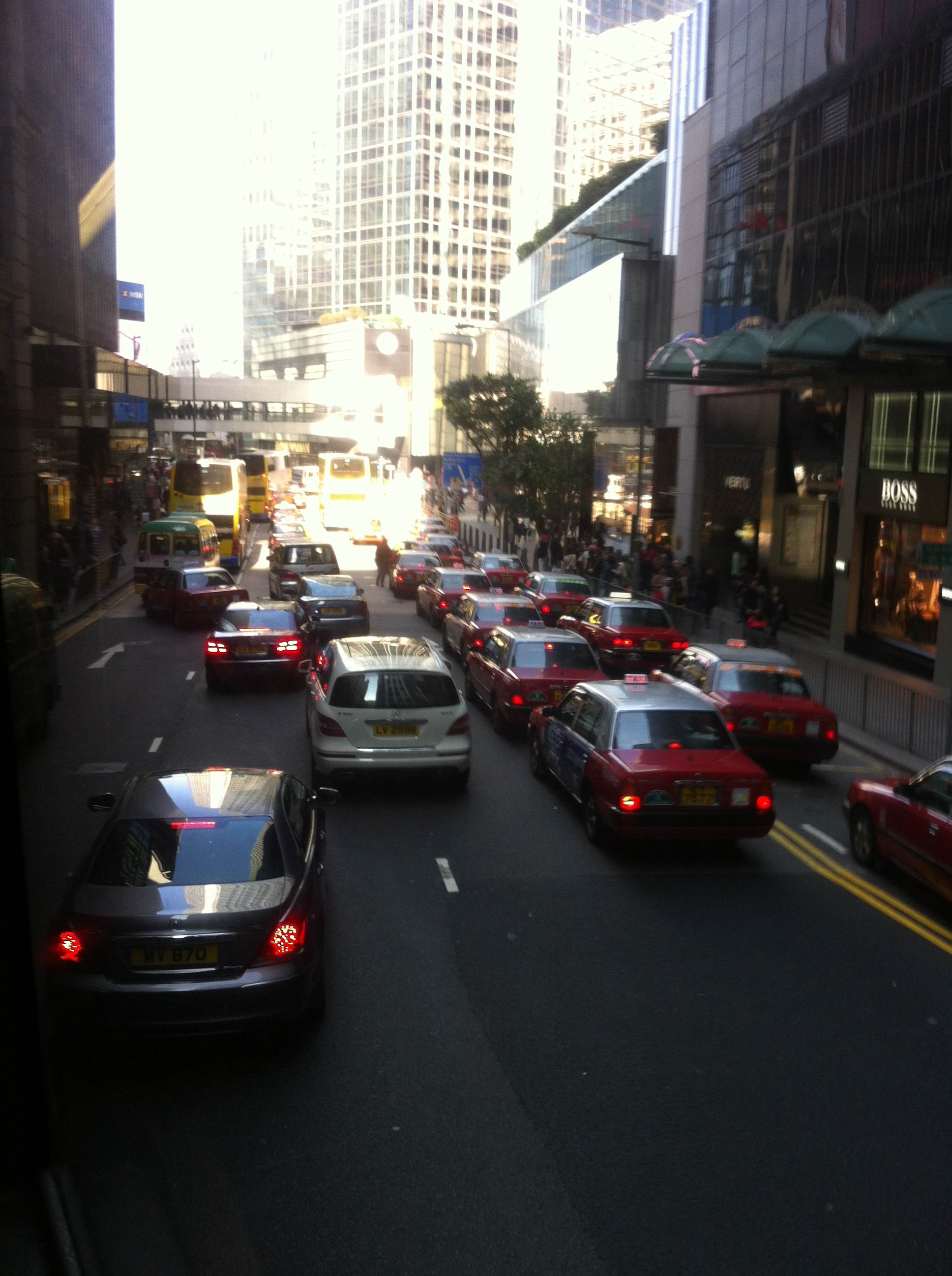 多是酒吧夜店,其是不然,  兰桂坊广义而言是指与德己立街,威灵顿街