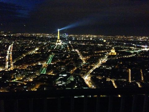 冷得我只用手机拍了几张,夜巴黎,怎一个美字了得! 蒙帕纳斯大厦