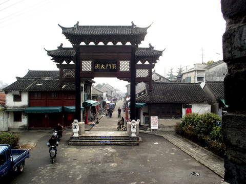 老街内有秦邮亭一景.