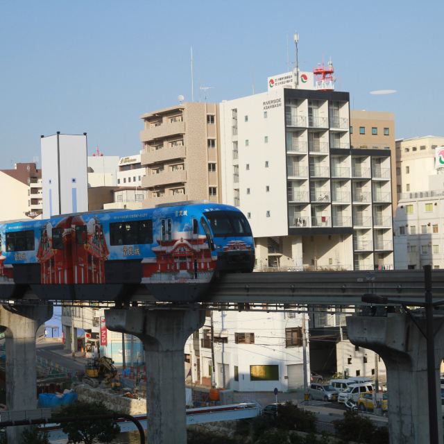 酒店窗口望出去就看到了那霸的主要交通,唯一一条的轻轨,两节车厢式的
