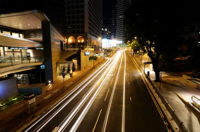 雖然已是深夜,但香港街頭依然車來車往