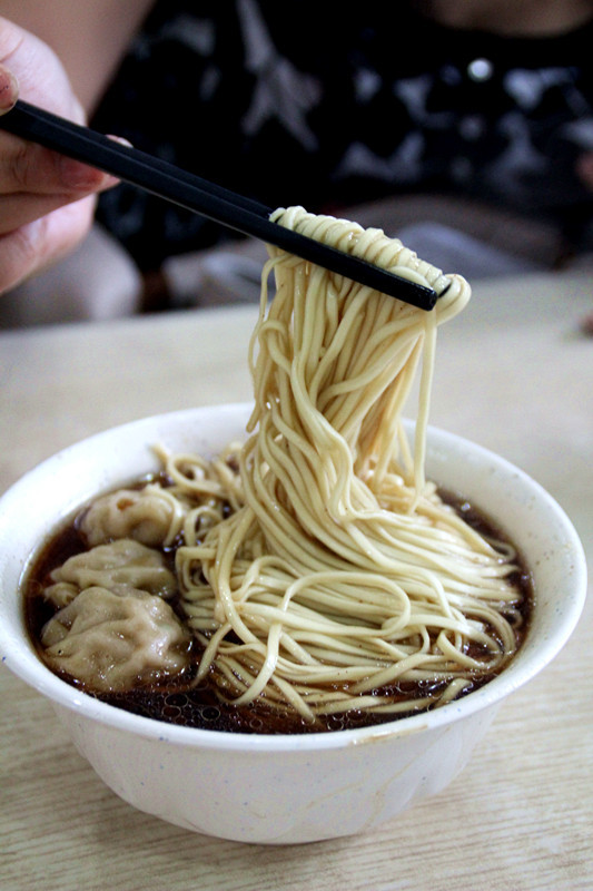 饺面 分量一份蛮大的 饺子馅料多多,就是有点太咸,面条和早上吃的拌面