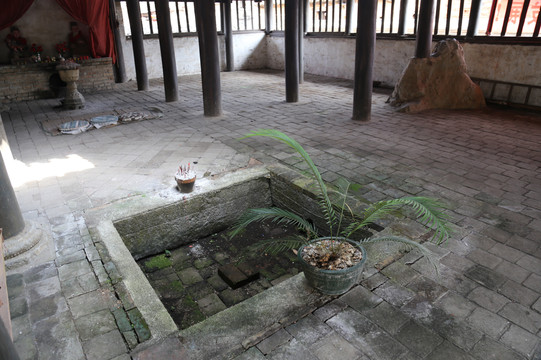 檐口的滴水金井开在大殿中,在别的地方也是从未见过的.