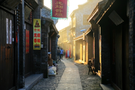 这条巷子里有几家名副其实的竹匠铺子 兴化竹巷 早晨在光影描绘下的